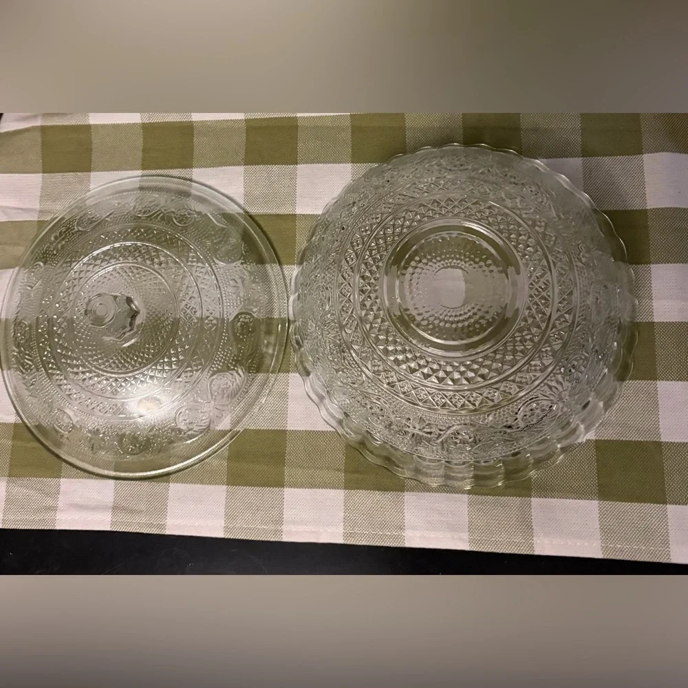 Vintage 1980s KIG Malaysia Fleur-de-lis glass candy/trinket/body powder dish